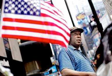 Sanders treats Times Square heroes to downtown dinner