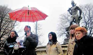 Boro Hall statue is sexist: Ferreras, Weiner