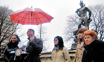 Boro Hall statue is sexist: Ferreras, Weiner