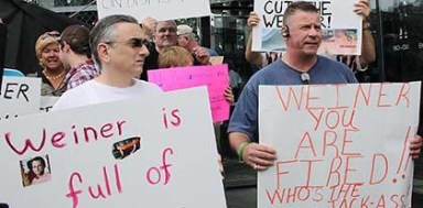 Resign Weiner: Protesters