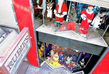 Woman sues store over clown shoe fall