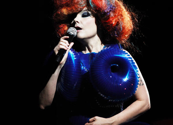 Björk dazzles fans in Qns.