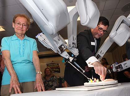 Qns women work robot used on them in surgery