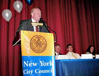 Halloran urges English signs for biz