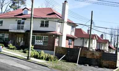 Baysiders slam empty houses built by Huang