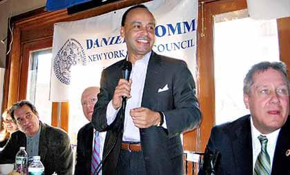 Latino reformer addresses immigration activists