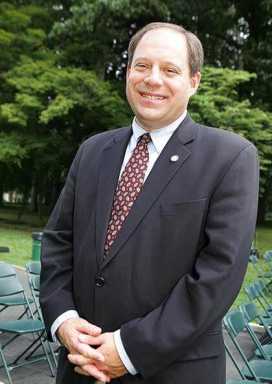 Keep big high schools open in city: Lancman