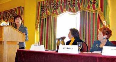 Hundreds seeks jobs at women’s center fair