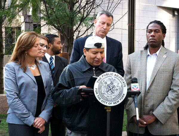 DeBlasio urges probe of  fed detention center