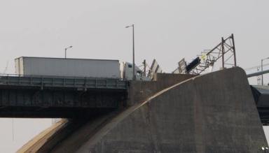 Truck hits road sign, snarling Whitestone Bridge traffic