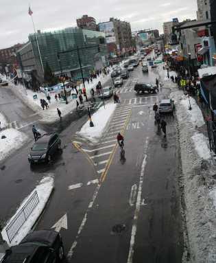 Man dies in Flushing during EMS crunch