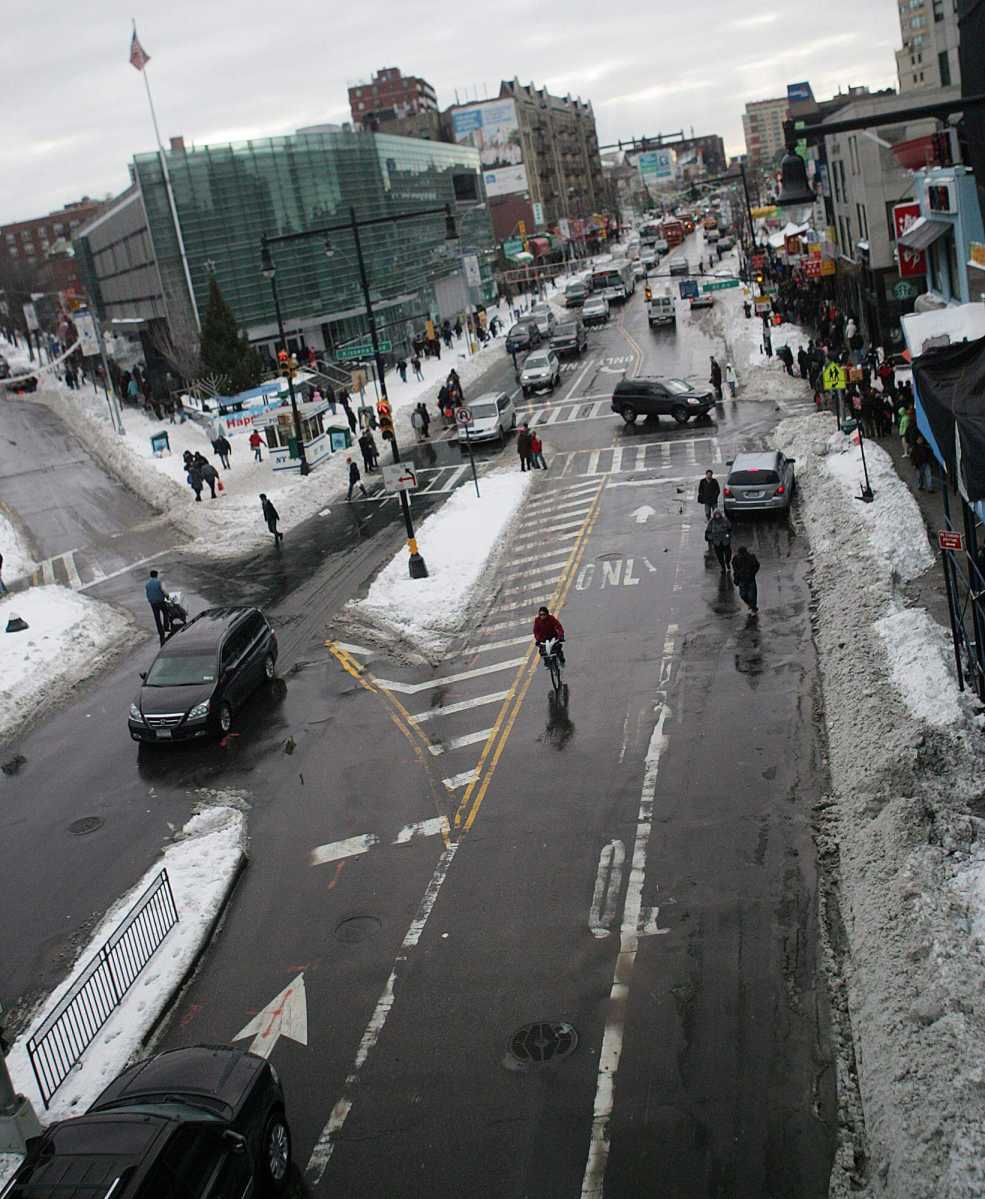 Man dies in Flushing during EMS crunch