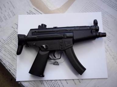 Teen brings toy Uzi to school: Police