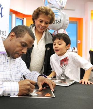 Doc Gooden signs autographs at opening of store