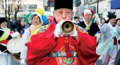 Restore No. 7 train for Lunar New Year: Pols