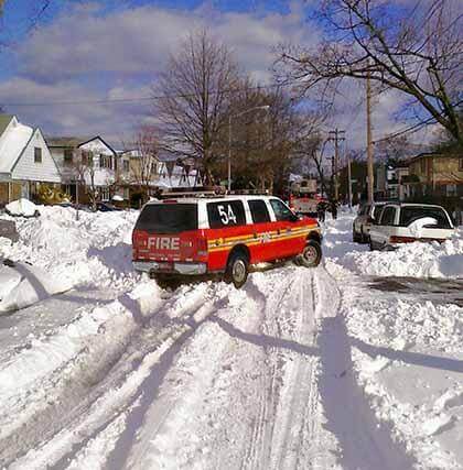 Hobnobbing clears Glen Oaks Vill. snowy roads