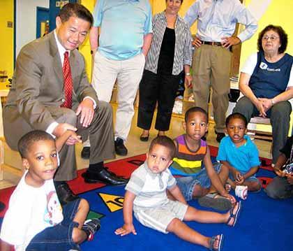 Liu given tour of center in Jamaica for disabled