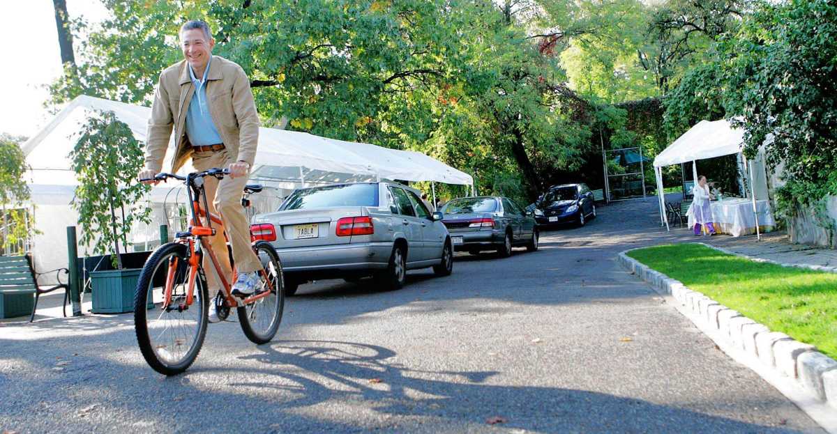 Sri Chinmoy asks to acquire Glenn Ave. land