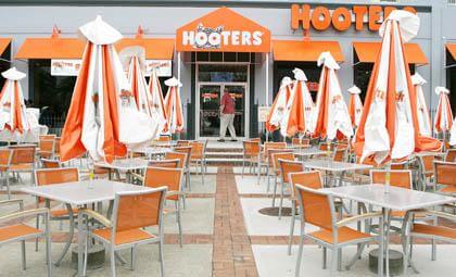 Hooters opens in Queens