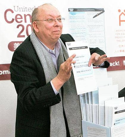 William Harfmann, (l.) area manager for the U.S. Census Bureau, shows off variations of the census form in different languages during a meeting in Flushing last month. Korean-American residents have complained that their forms were poorly translated into their language.