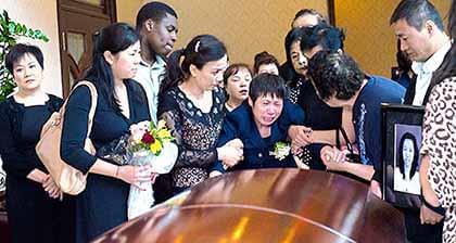 Ackerman gets visa for mom to see killer sentenced