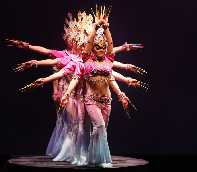 Acrobats soar at Queens Theatre