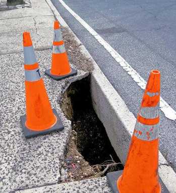 Little Neck Pkwy. hole a hazard: Civic leaders