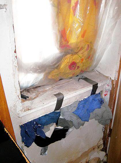 Pols investigate conditions at Jamaica bldgs.