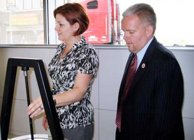 Quinn tours Central Library after city budget restoration