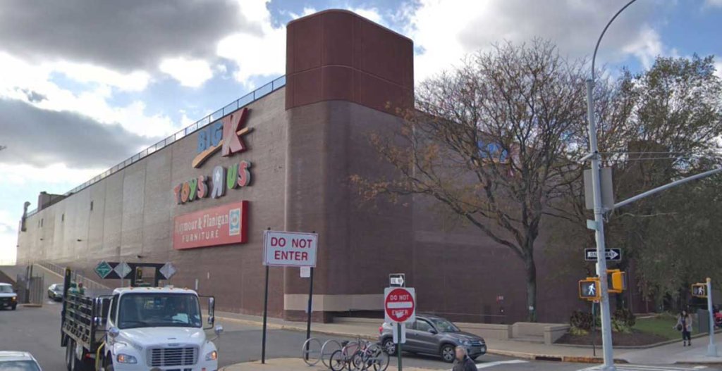 Developers seeking application to modify vacant Middle Village ‘big box’ retail space