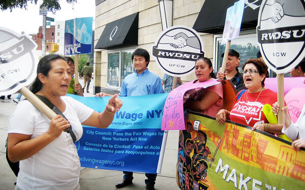 Elmhurst shopping center gets earful over workers’ wages