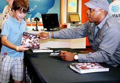 Strawberry cuts ribbon on Bayside AT&T