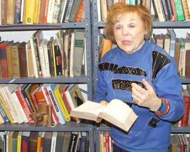Douglaston’s famed food critic donates 4,000 cookbooks