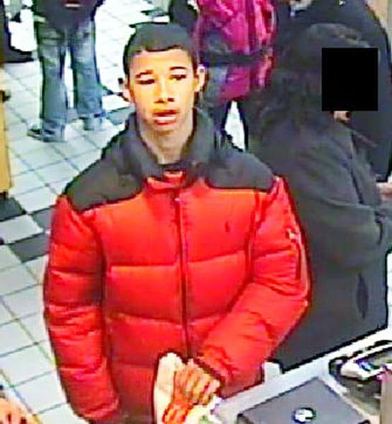 Queens headphones robber sought by cops