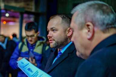 While meeting with Queens straphangers, City Council speaker pitches city control of subways & buses