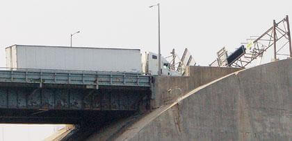 Whitestone Bridge sign falls, injuring 2 people