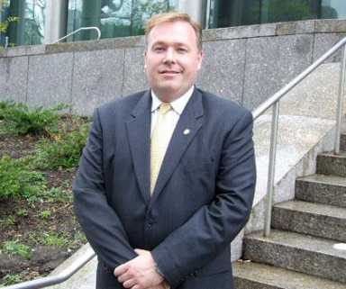 Halloran touts outsider cred