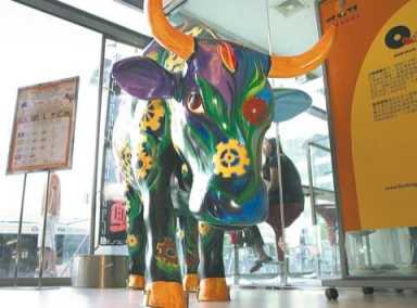 Flushing gallery’s artwork portrays bovine as divine