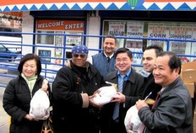 Councilman-elect Koo gives out 135 turkeys to needy