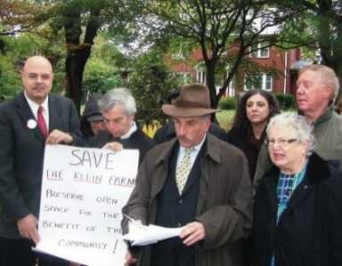 Pols push to landmark site