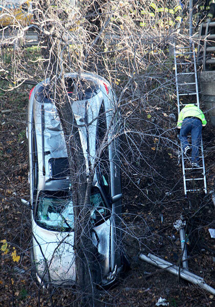 Mystery crash: car found on Whitestone Expy embankment