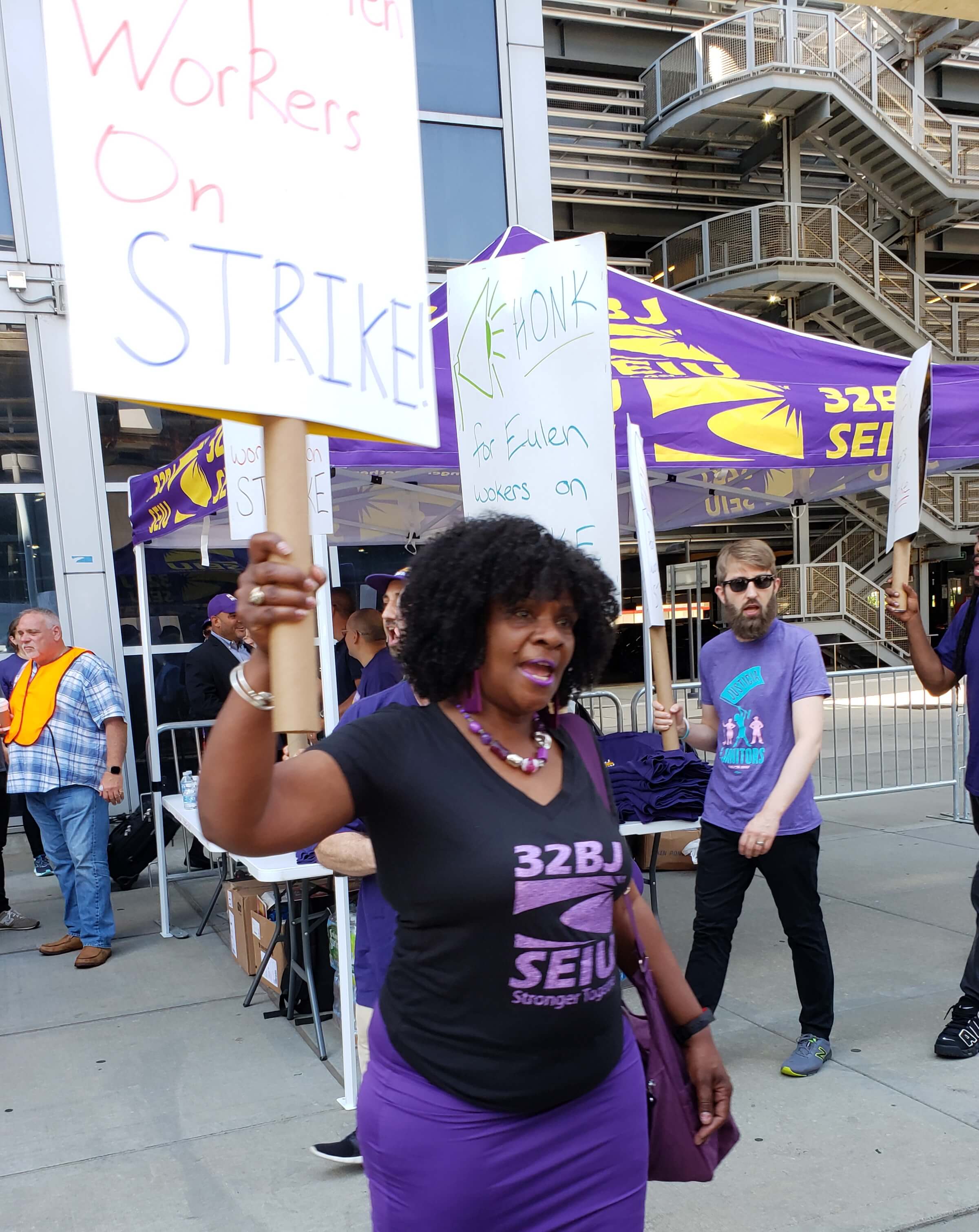 airport-workers-strike-at-jfk-airport-protesting-contractors-unfair-labor-practices-qns-com