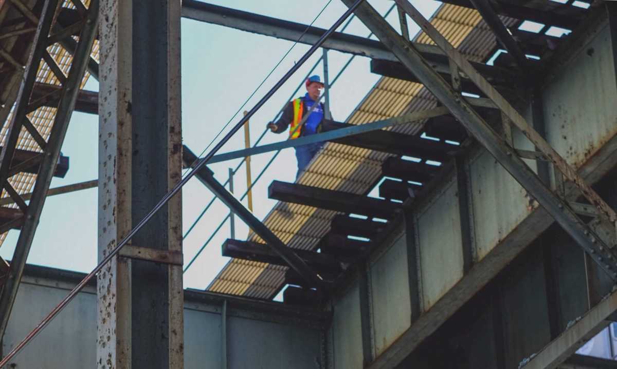 A worker inspects the 7 line in Woodside