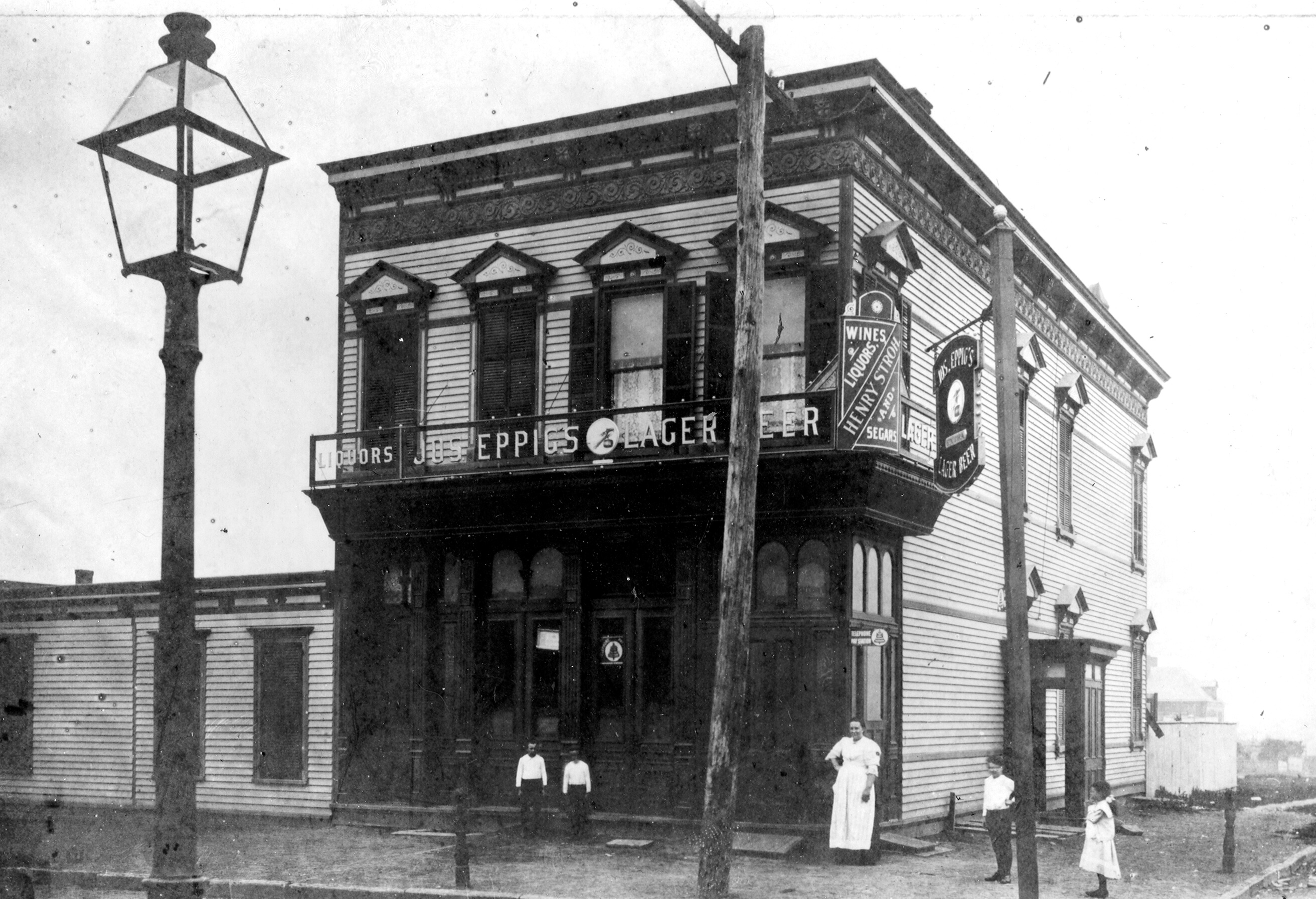 This 1910 photo shows the exterior of Stroh’s Saloon at the corner of Woodward and Greene Avenues in Ridgewood