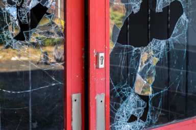 Broken windowpane vandal”n
