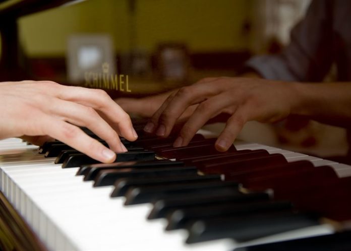 piano-696×498
