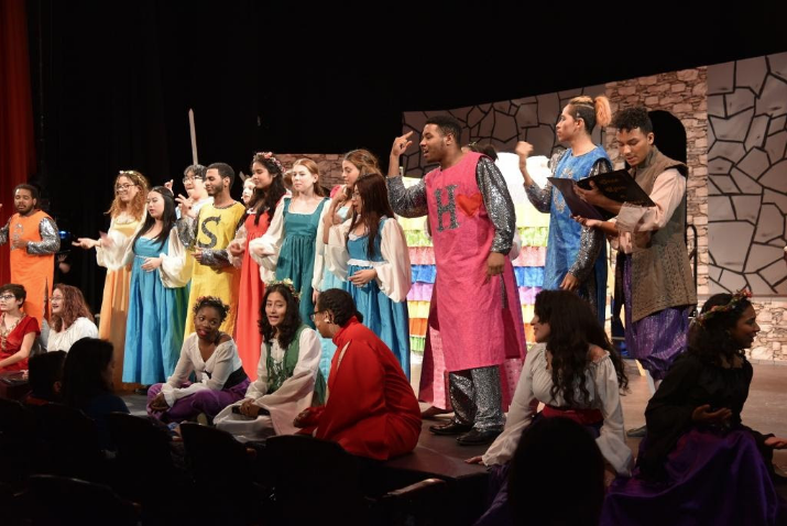actors perform once upon a mattress at the queens theatre
