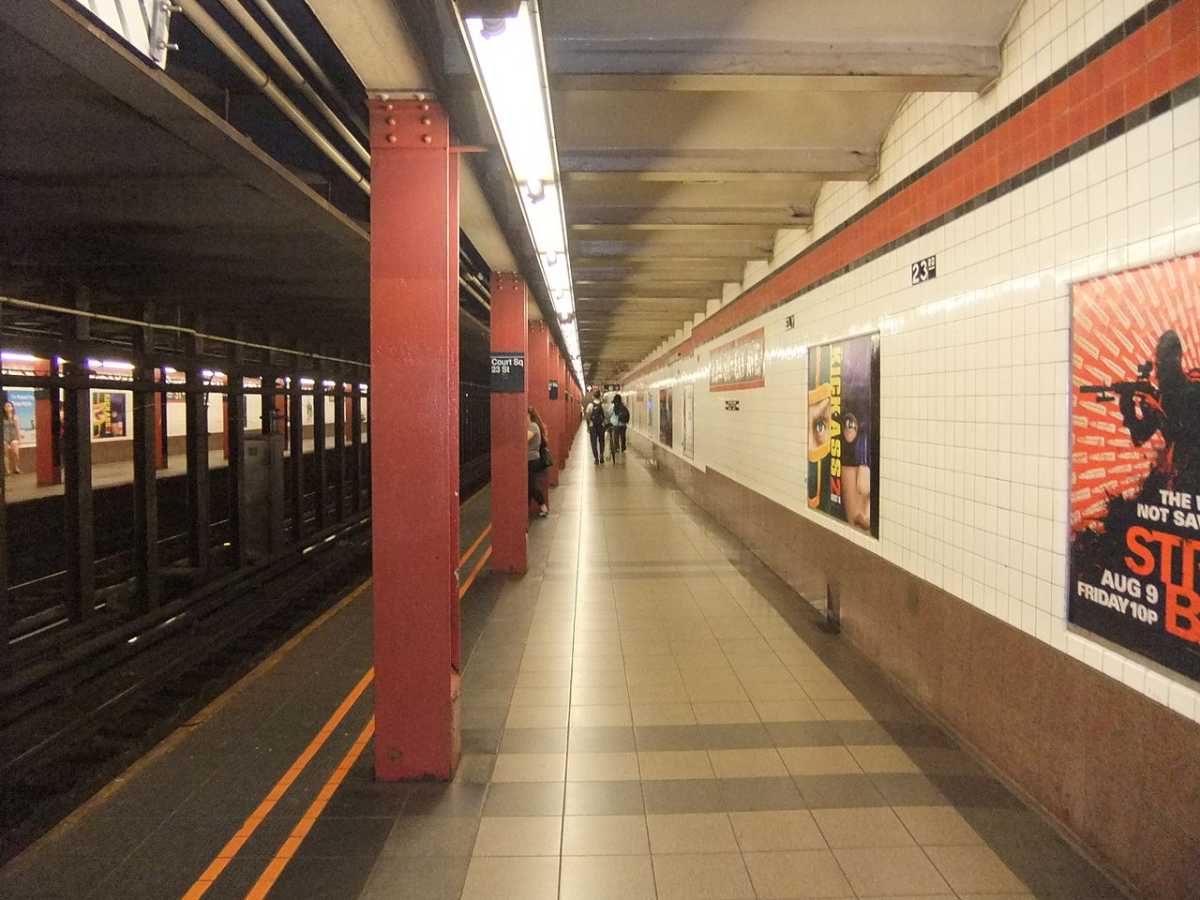 1280px-Court_Sq_-_23rd_Street_Platform