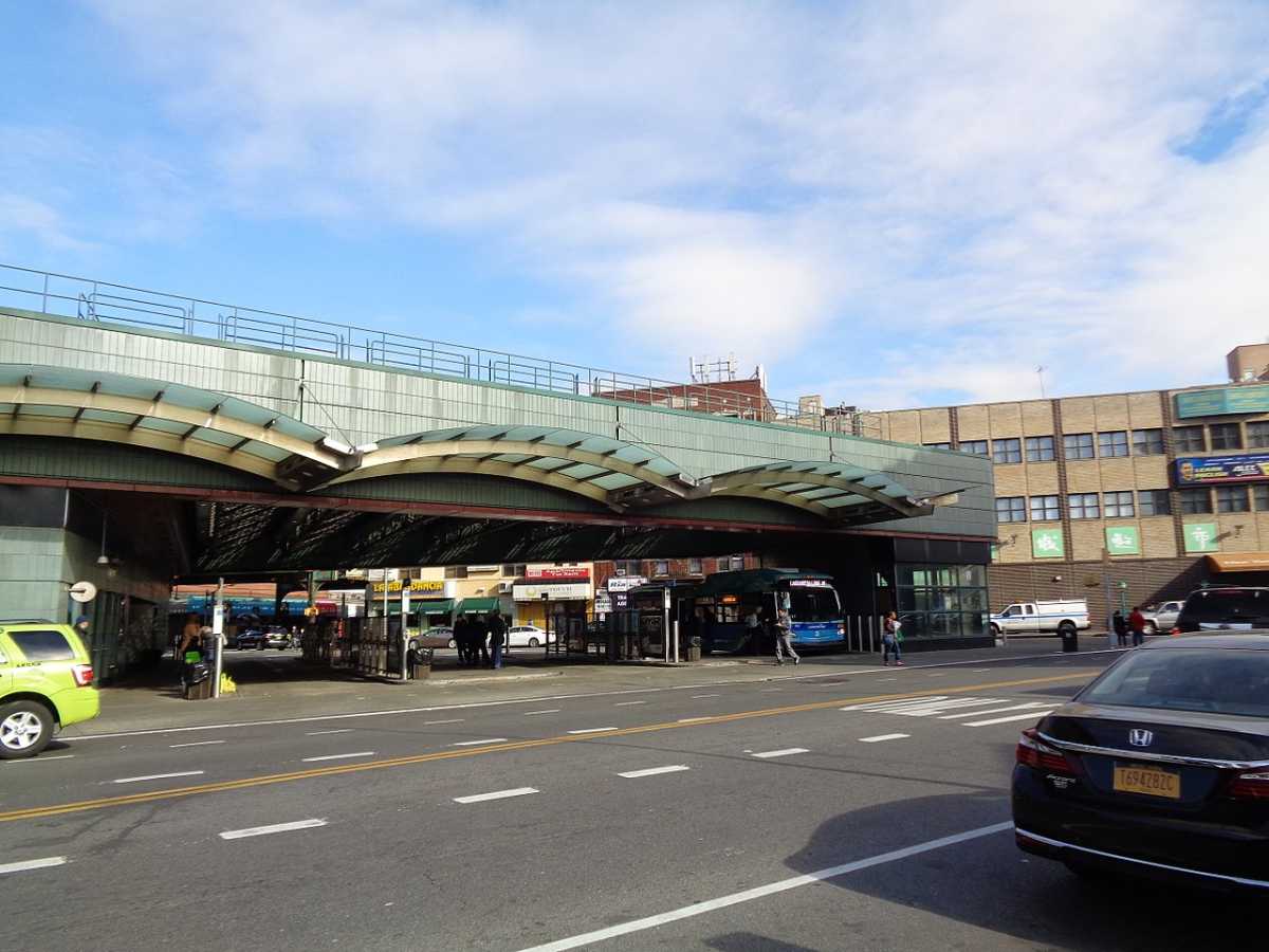 1280px-Jackson_Hts_Roosevelt_Av_14_-_Bus_Terminal