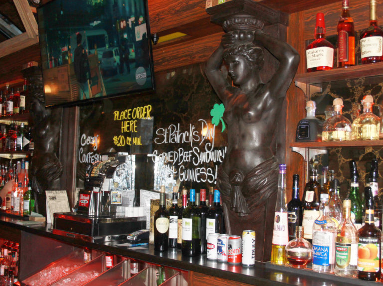 Cozy Corner bar and grill embraces Ridgewood’s oldfashioned charm
